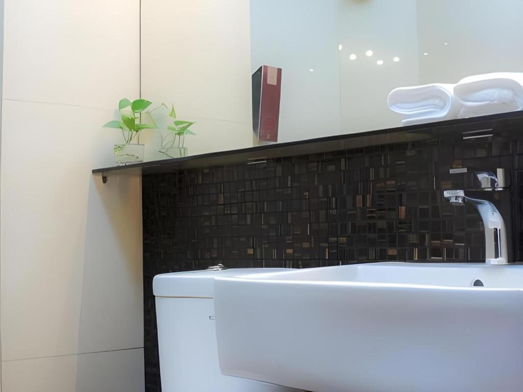 Favor Hotel Makassar City Center By Life Екстер'єр фото